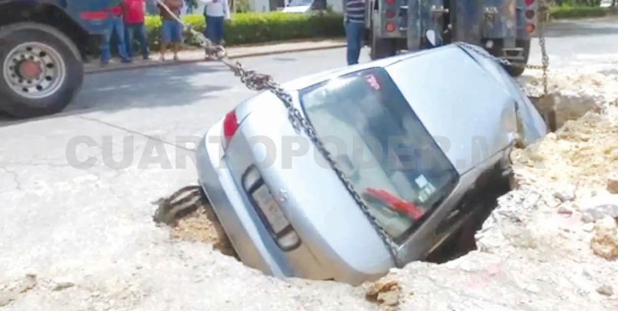 Vehículo cae en hoyanco
