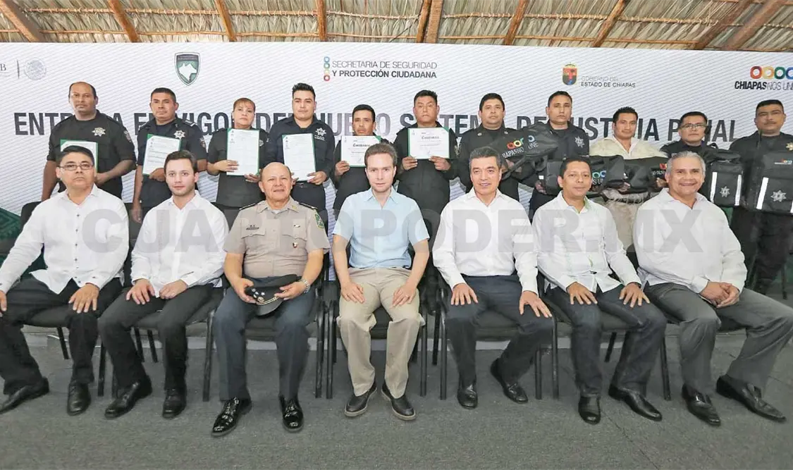Entrega Velasco certificados a policías