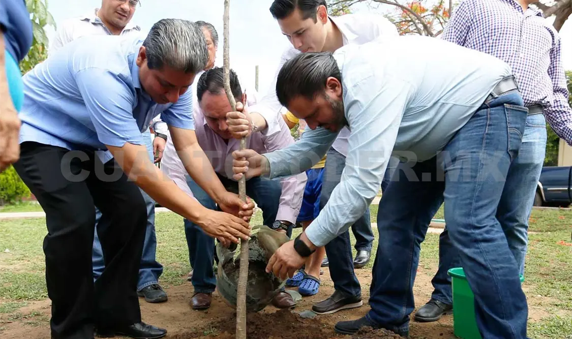 El presidente invitó a asistir al Parque Recreativo Caña Hueca, donde se estará regalando árboles y como único requisito deberán portar su identificación oficial. CP