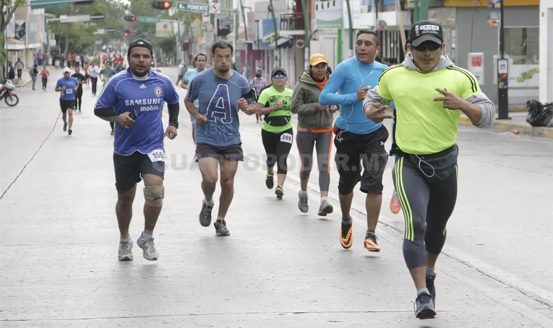 Los competidores se perfilaron sobre la Avenida Central frente al parque de la Marimba en su carril oriente para comenzar la travesía a las 8:00 de la mañana. Guillermo Ramos / CP