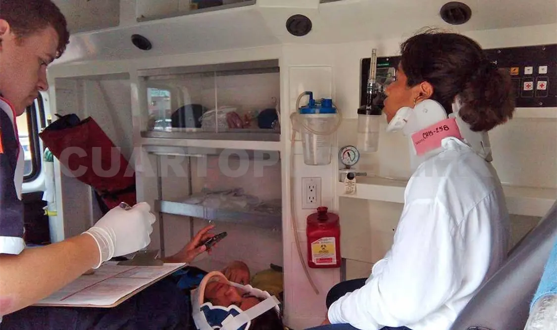 Paramédicos de la Cruz Roja Mexicana valoraron a las personas y luego las trasladaron a un hospital para ser atendidas.