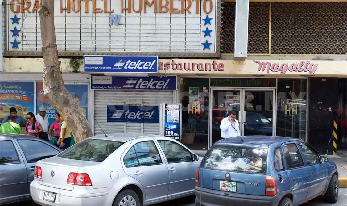 Vehículos entorpecen tránsito en el Centro