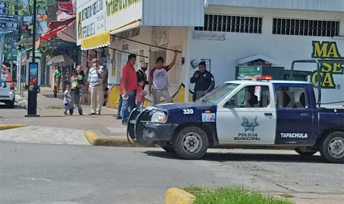 Armados asaltan tres negocios