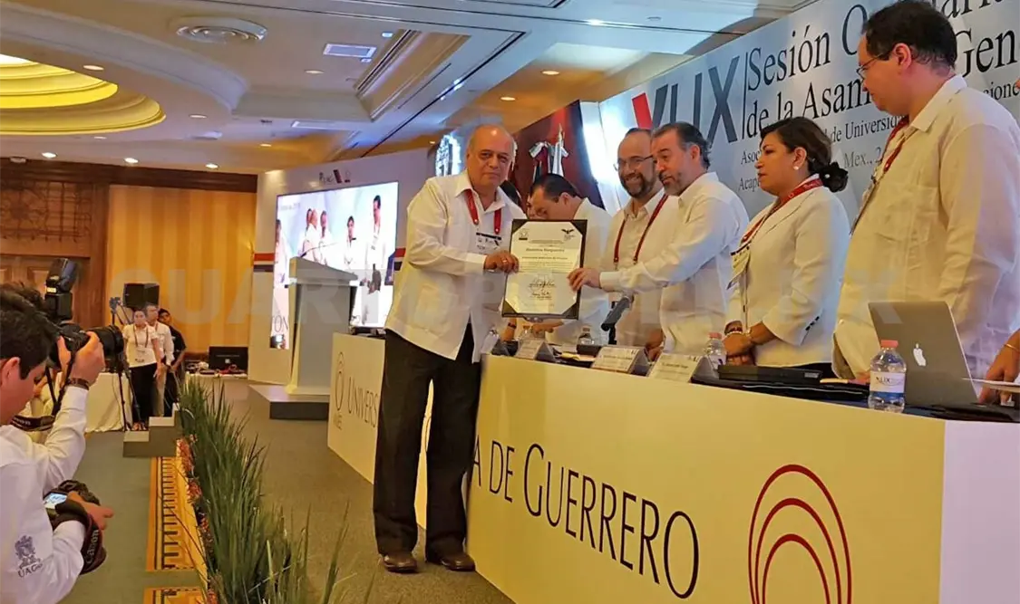 Entregan distintivo a la Licenciatura en Derecho
