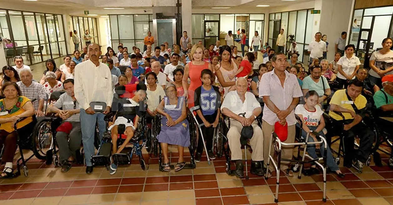 Entregan apoyos a personas con discapacidad