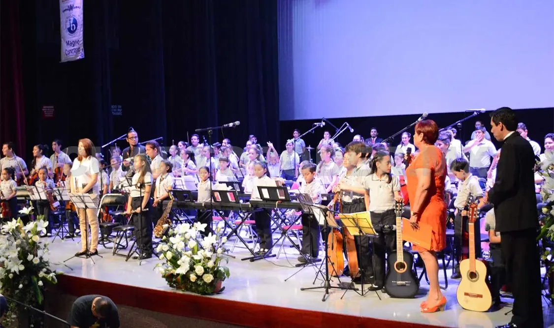 En el concierto de la Orquesta Sinfónica del Colegio La Paz. Darwin Mendoza
