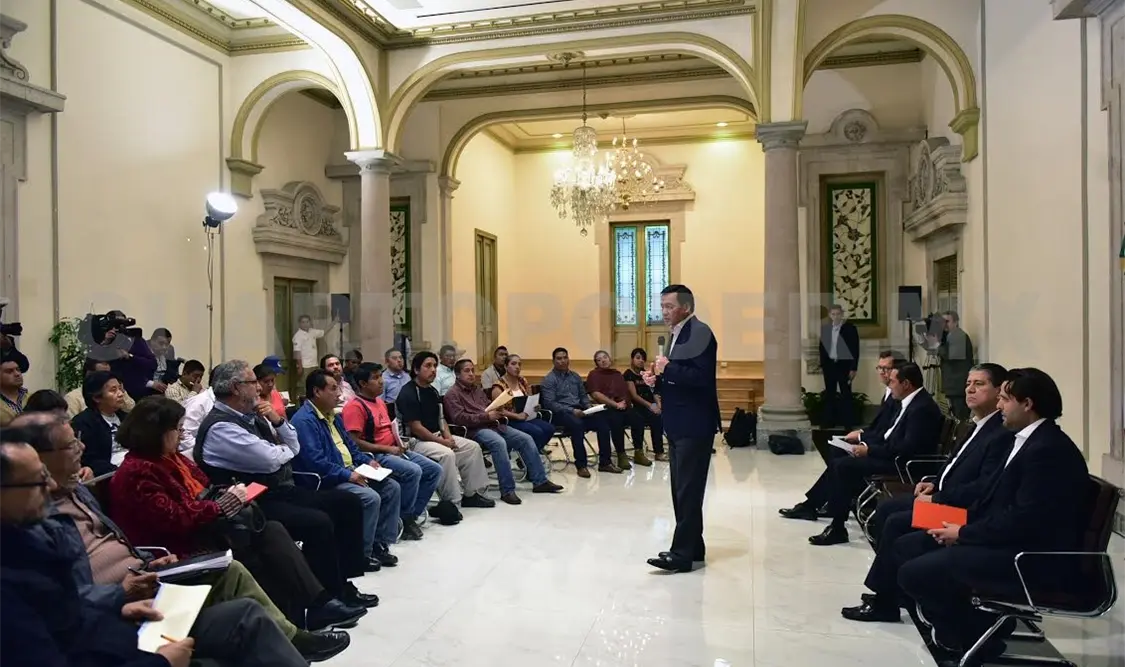 Osorio Chong recibe a familiares y pobladores de Nochixtlán