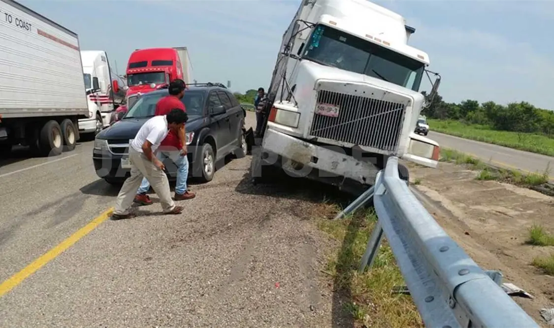 Tráiler se queda sin frenos en medio de bloqueo carretero