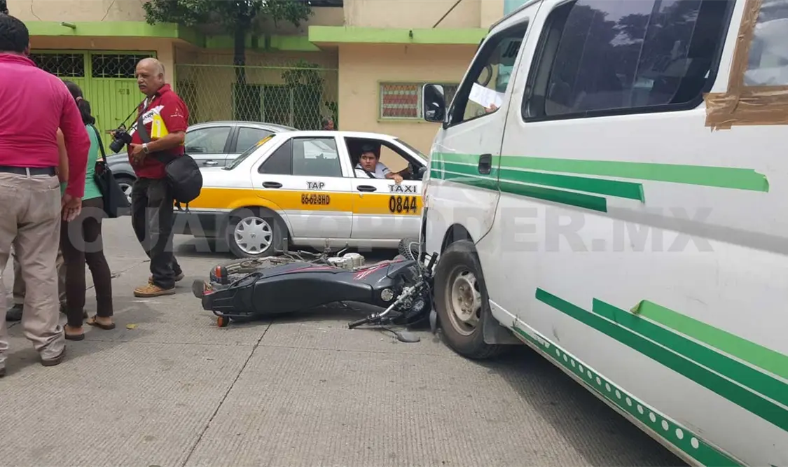 Colectivero arrolla a un motociclista