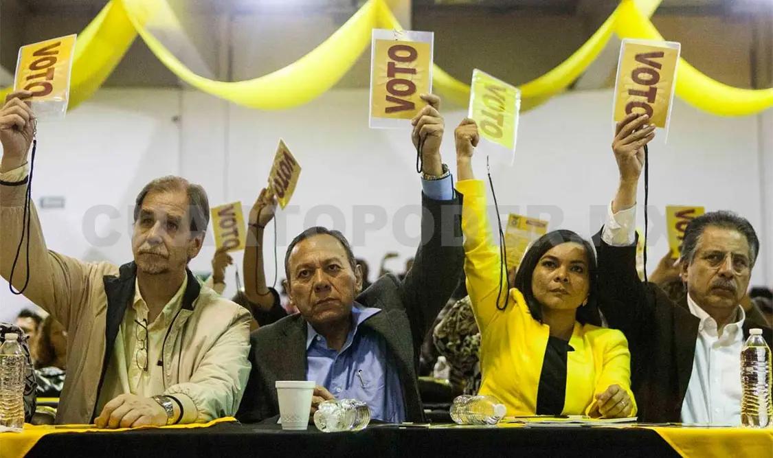 En la sesión del PRD se oficializó la renuncia de Agustín Basave a la presidencia del partido y Mojica asumió el despacho de la presidencia nacional. El Universal