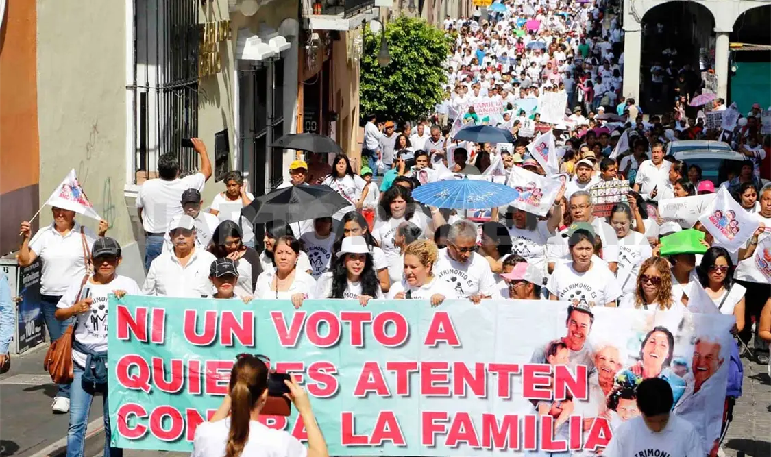 “Ni un voto a quienes atenten contra la familia”, es el mensaje que el Movimiento Morelense por la Familia expresó en la marcha. Notimex