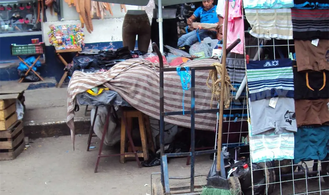 El centro tuxtleco se halla abarrotado por el comercio informal. CP