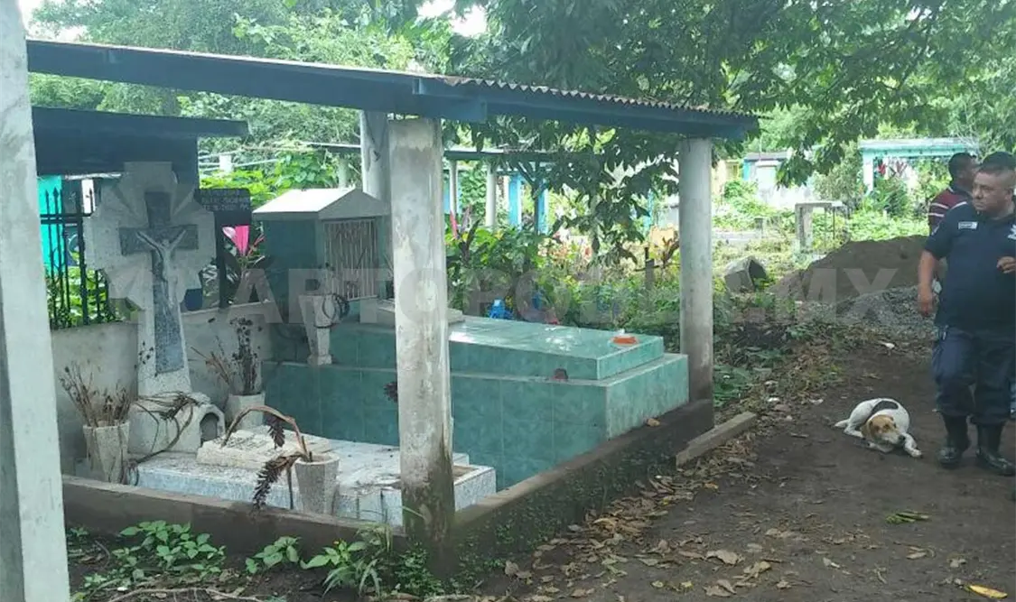 La Policía detuvo a dos mujeres que enterraron un feto en el Panteón Jardín de Tapachula.