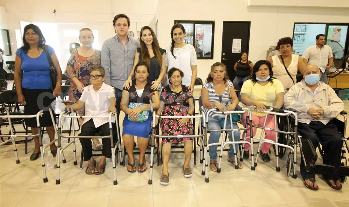 Entregan andaderas a adultos mayores