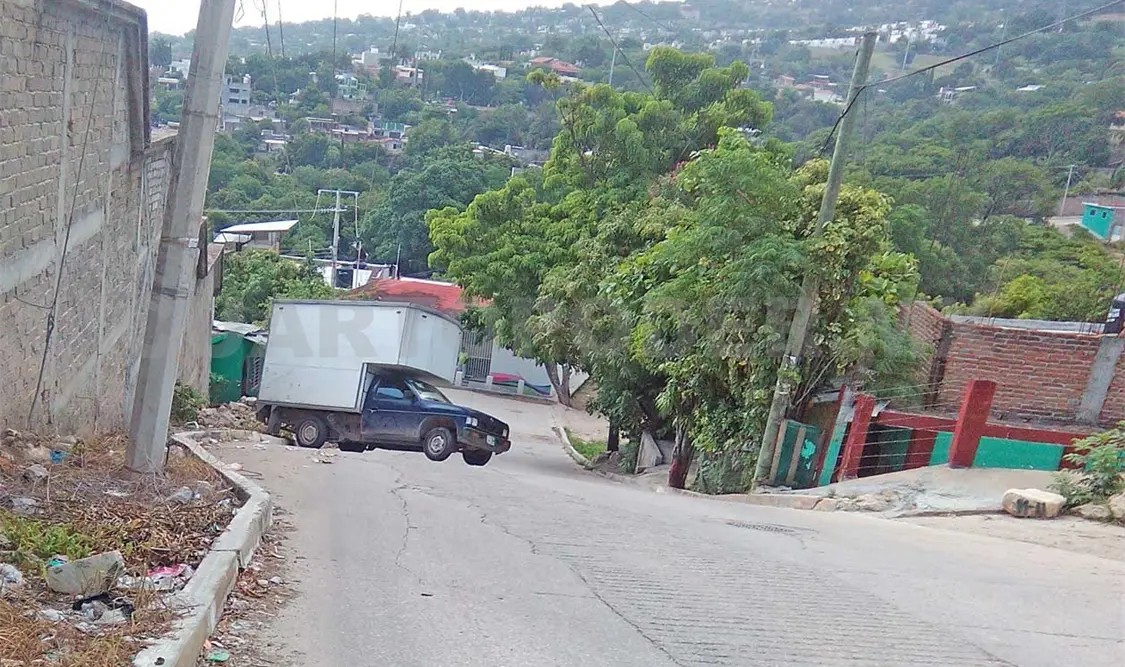 Camioneta sin freno a punto de volcar