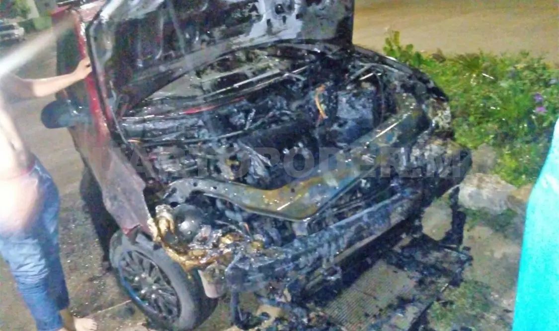 Vándalos incendian dos autos