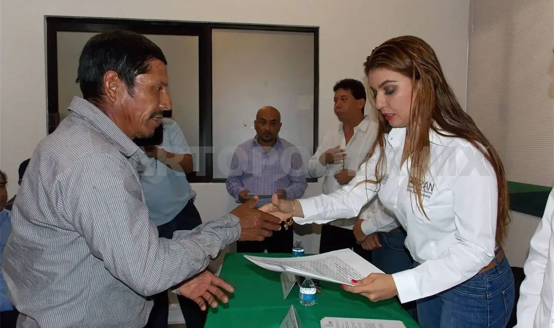 Ejidatarios reciben apoyos del Fondo de Apoyo para Núcleos Agrarios sin Regularizar * Carlos Burguete