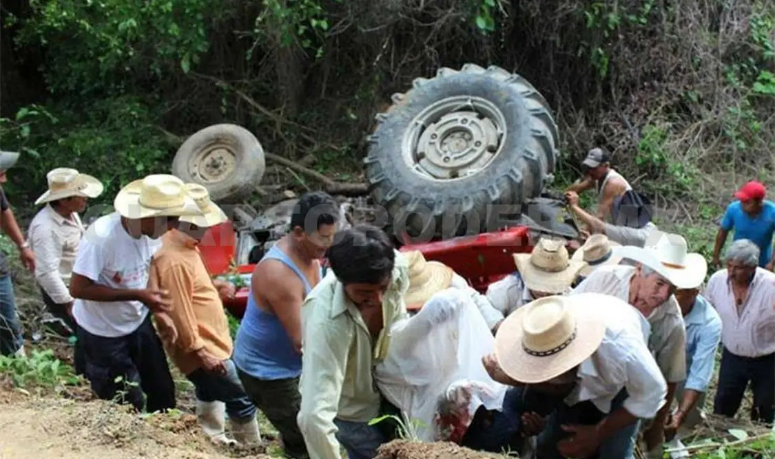 Vuelca tractor; chofer muere