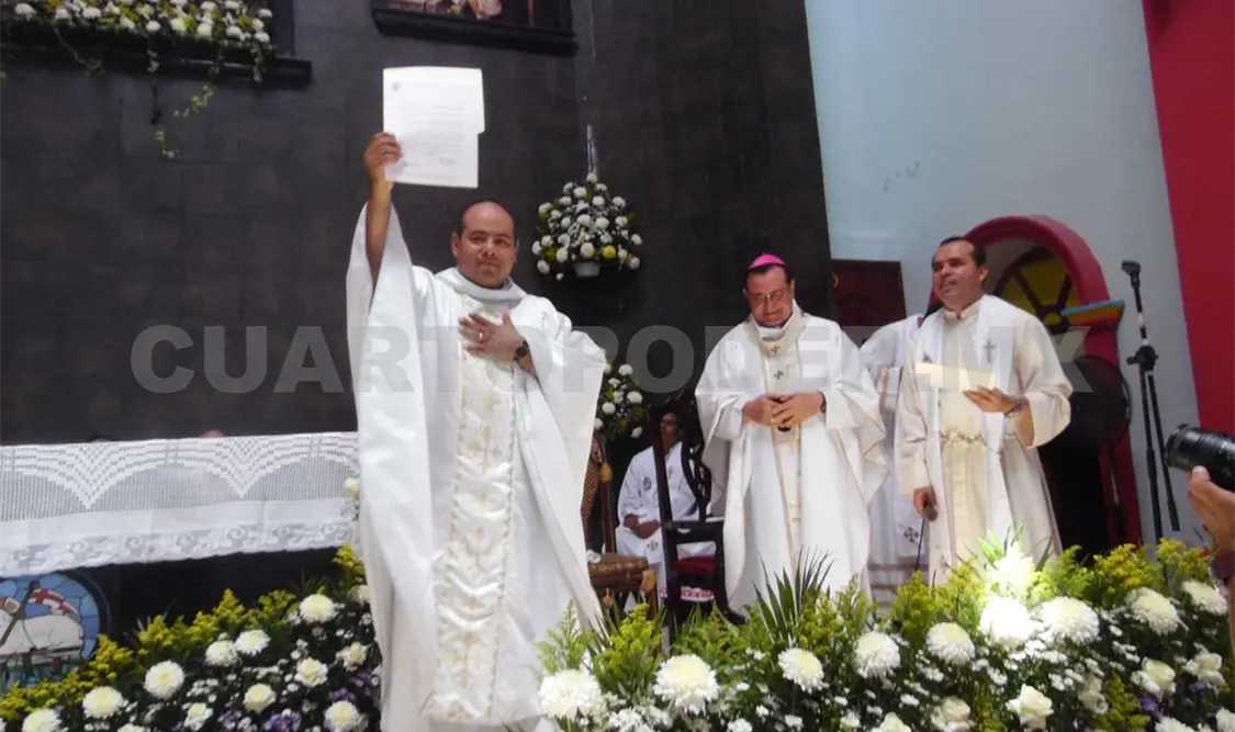 Obispo da posesión a nuevo párroco