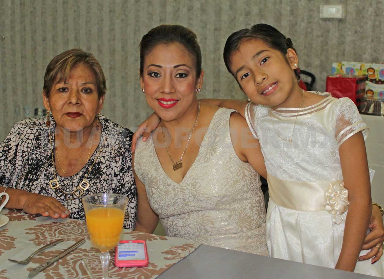 Camila hizo su primera comunión