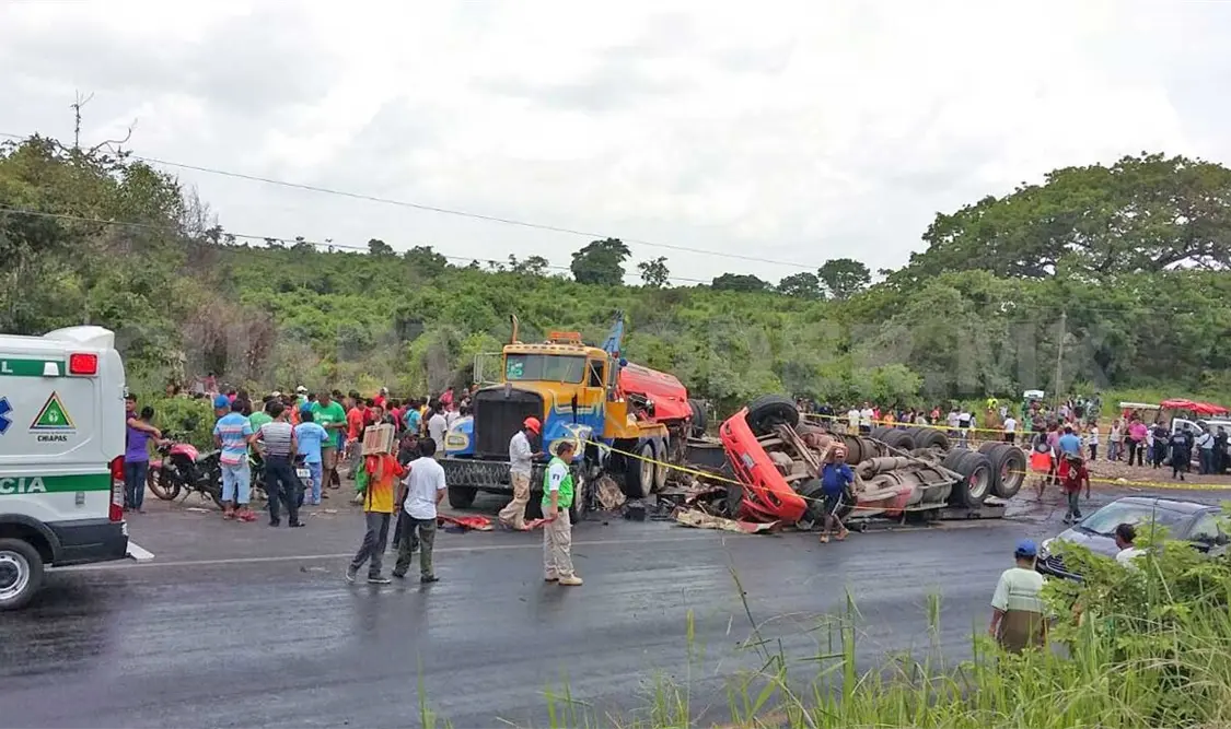 Vuelcan dos tráileres; muere hombre aplastado