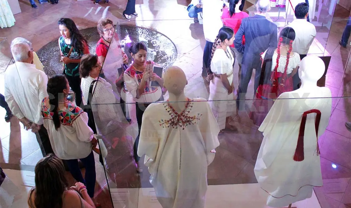 “Xaba Luláa” exhibe la vestimenta tradicional de las ocho regiones del estado. NTX
