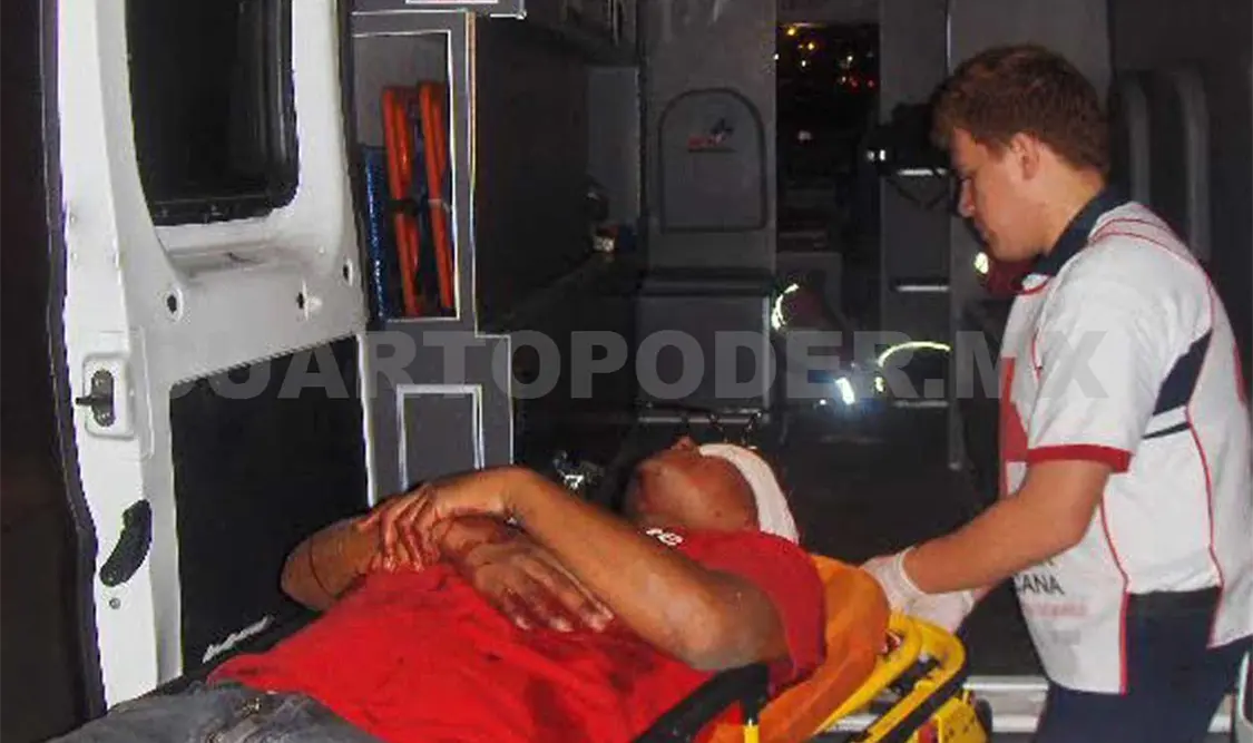 Paramédicos de la Cruz Roja Mexicana trasladaron al herido a un hospital.