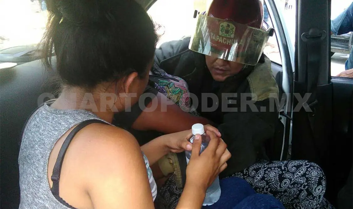 Paramédicos auxiliaron a la pasajera del taxi.