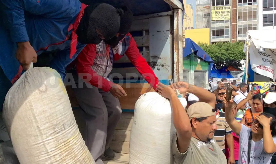 Llegan víveres del EZLN al plantón magisterial