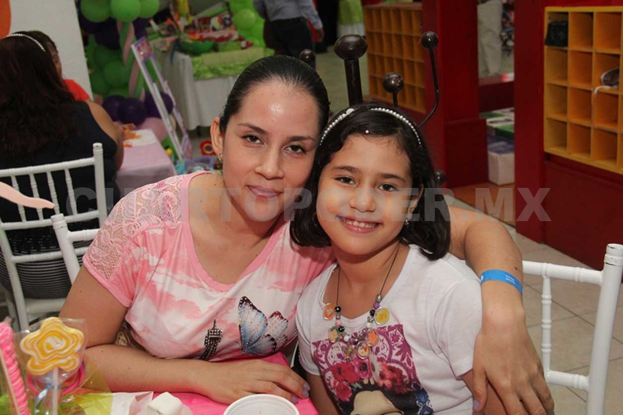 Ivanna apagó su primera velita
