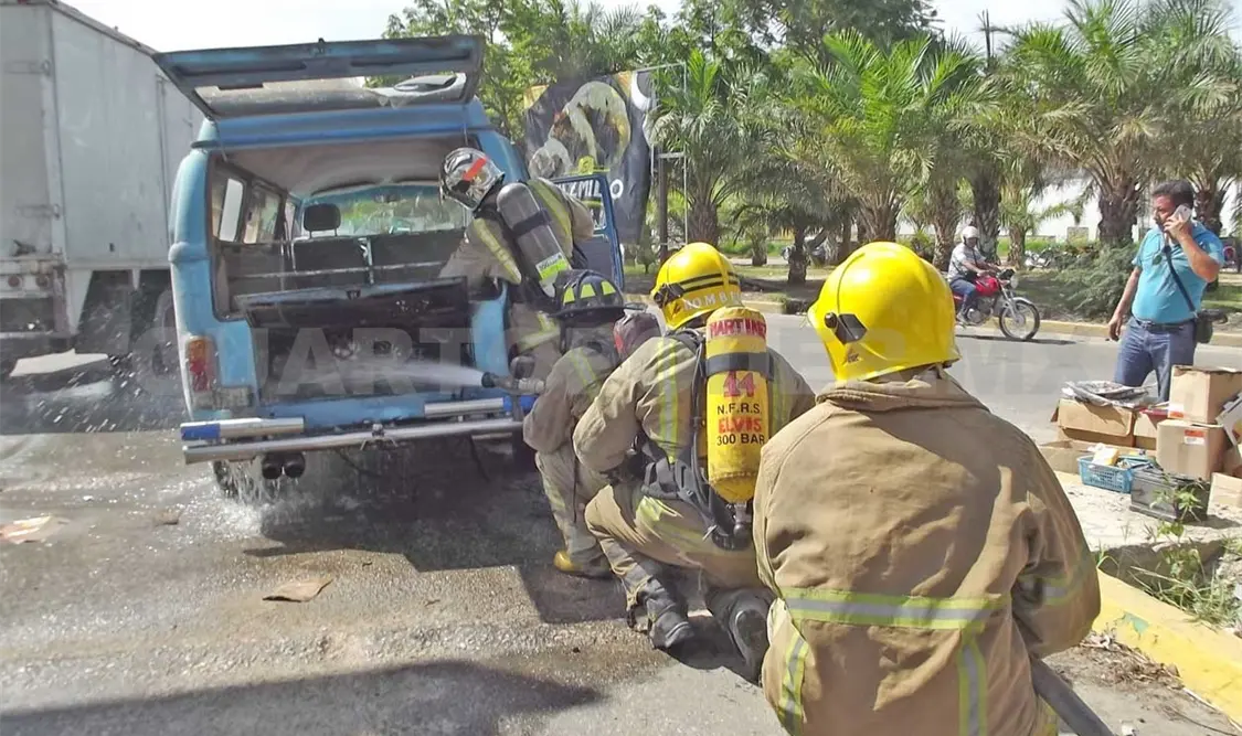 Arde auto con papelería