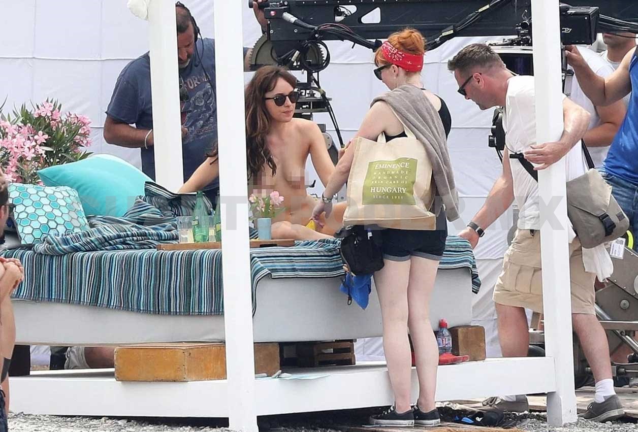 Dakota Johnson es captada sin ropa