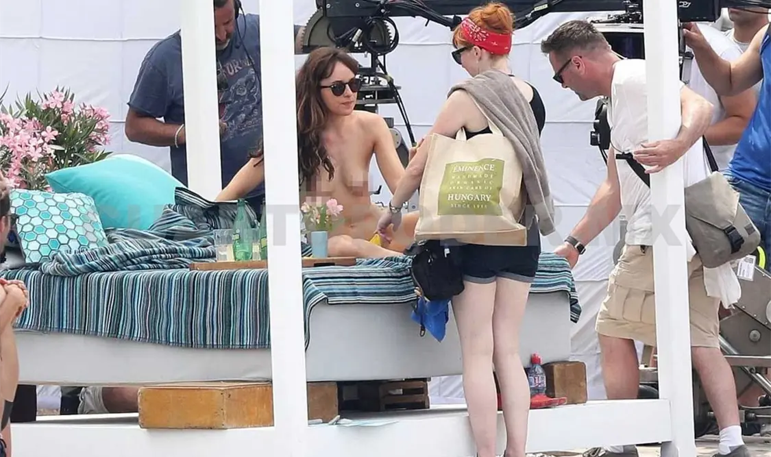 Dakota Johnson es captada sin ropa