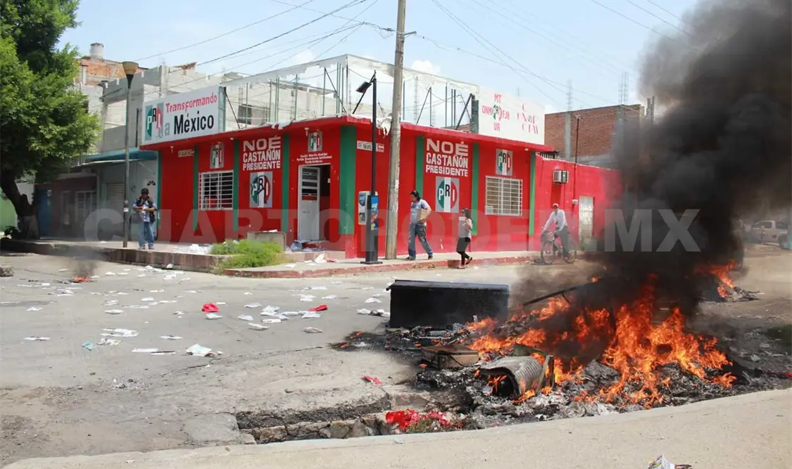 Toman instalaciones y luego las incendian