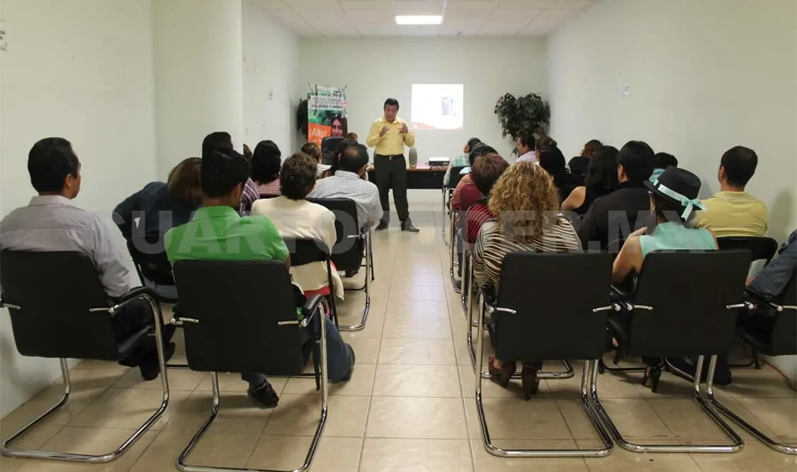 Padres reciben plática sobre valores familiares