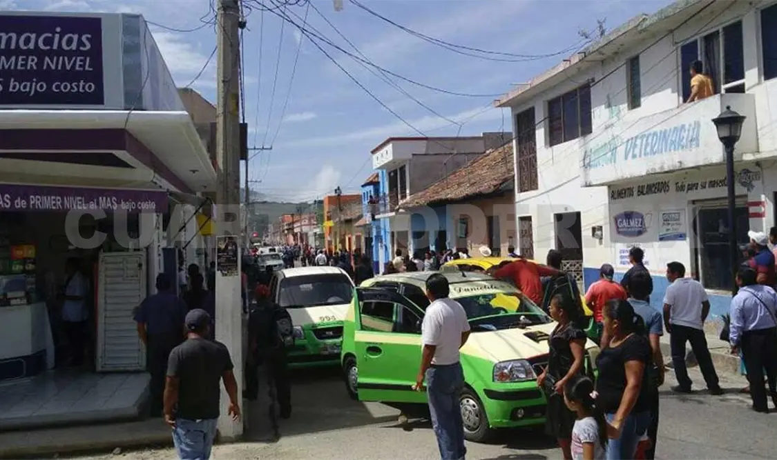 Se enfrentan grupos de transportistas