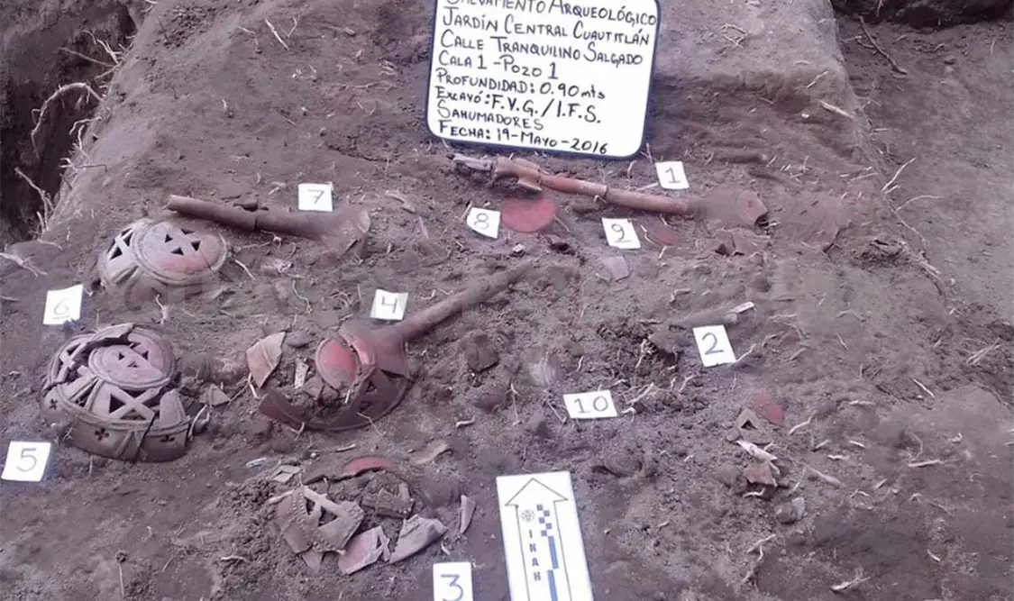 Los sahumadores tuvieron un uso ritual y posteriormente fueron depositados a modo de ofrenda, en hilera y apilados en tres capas. Cortesía