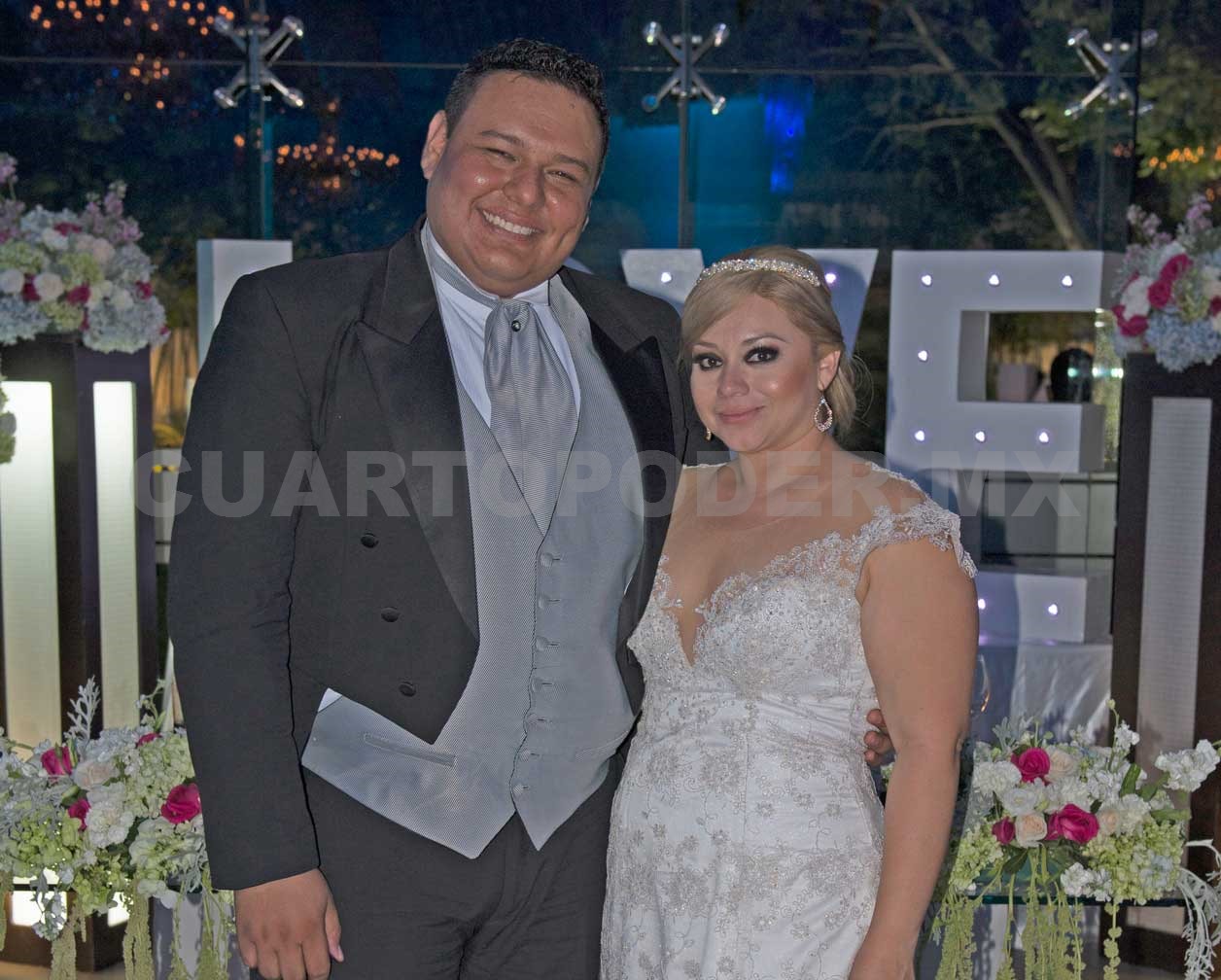 Feliz pareja se une en matrimonio