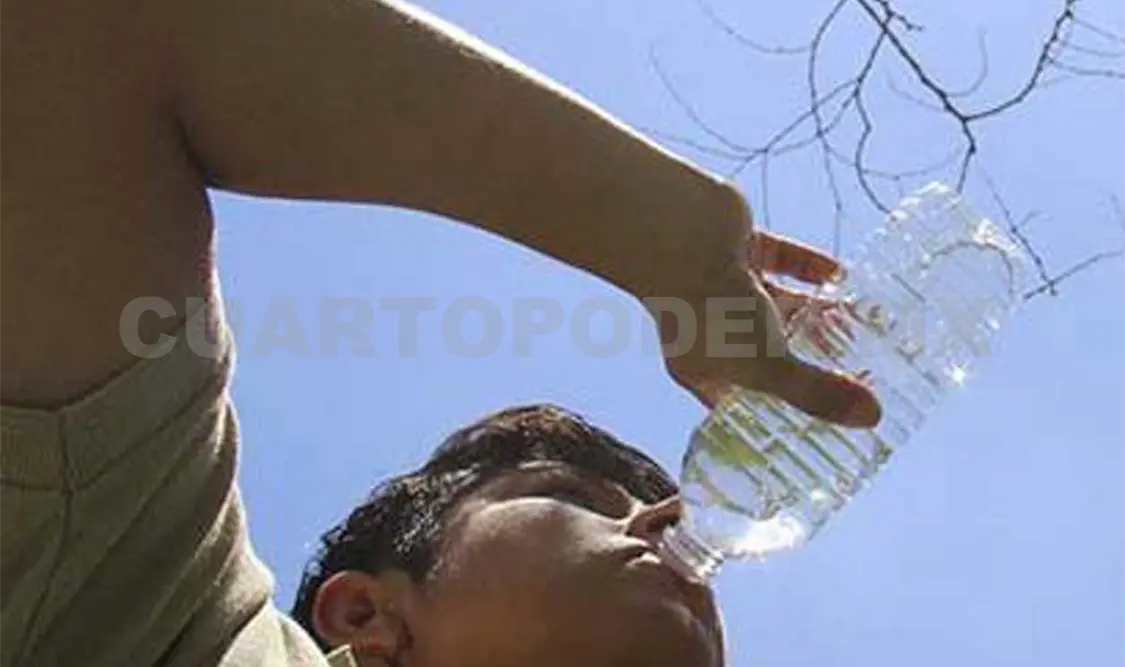 Se recomienda evitar el consumo de bebidas azucaradas como medida de hidratación, lo más conveniente es ingerir agua natural. Ramón García / CP