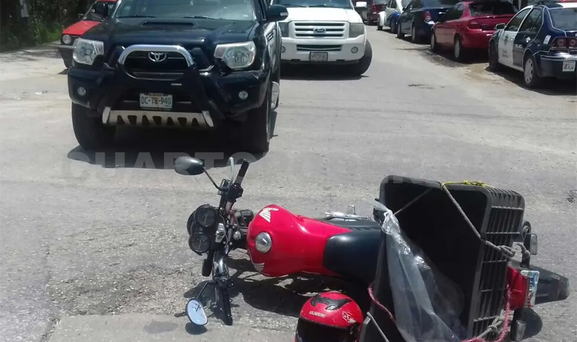 La camioneta y la moto. Ésta con preferencia, sobre bulevar; aquella en avenida. A. Alegría / CP
