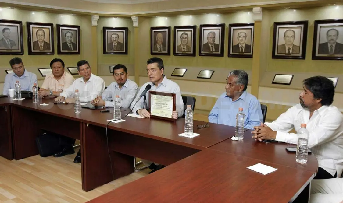 Reciben distinción del Comité Mexicano de Derechos Humanos