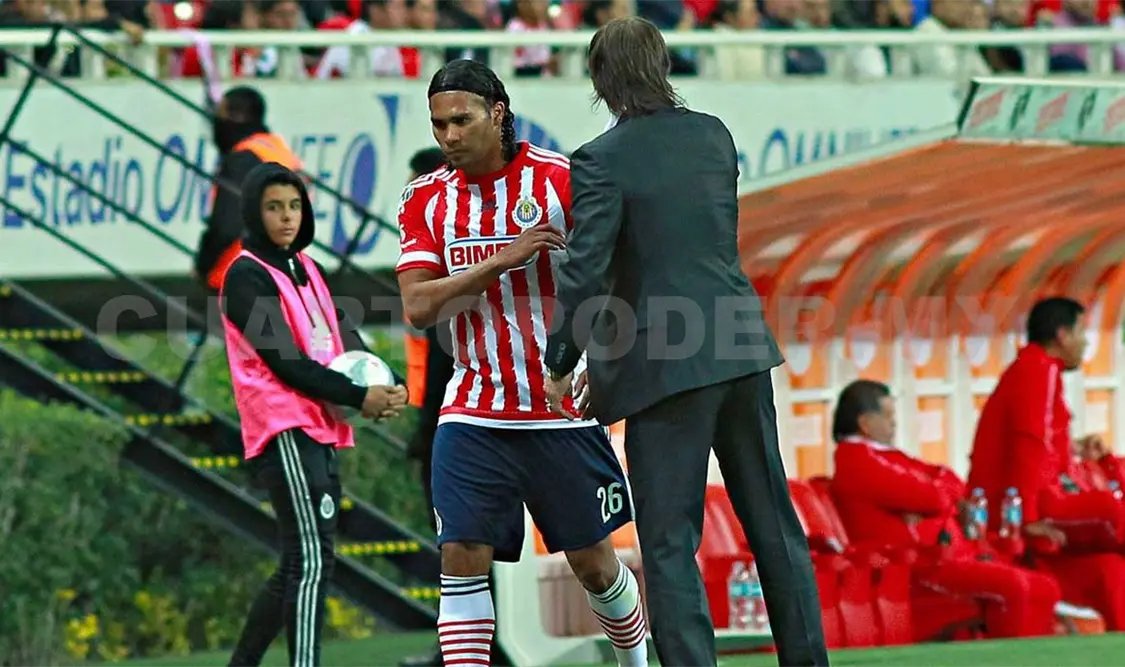 Almeyda y compañeros de Chivas respaldan a “Gullit” Peña