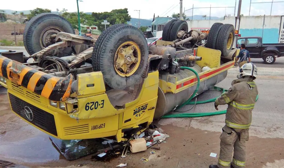 Acelerado camionero vuelca en Tuxtla