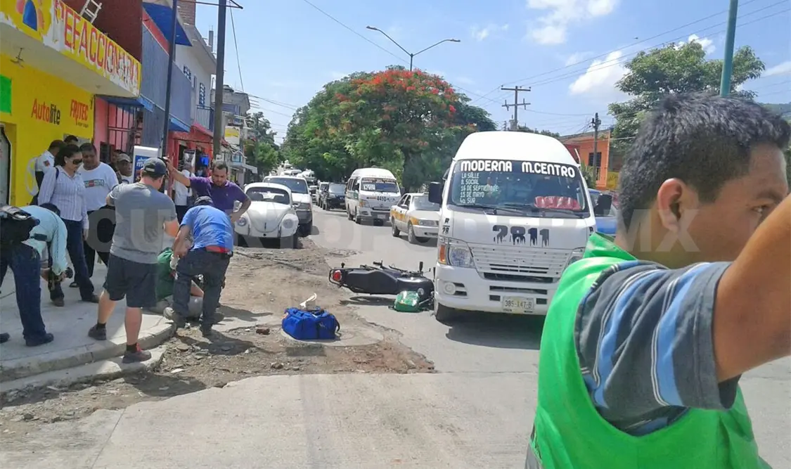 Colectivo derriba a un motociclista
