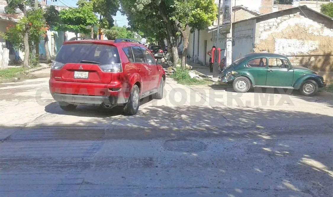 Chocan Vocho y camioneta de lujo