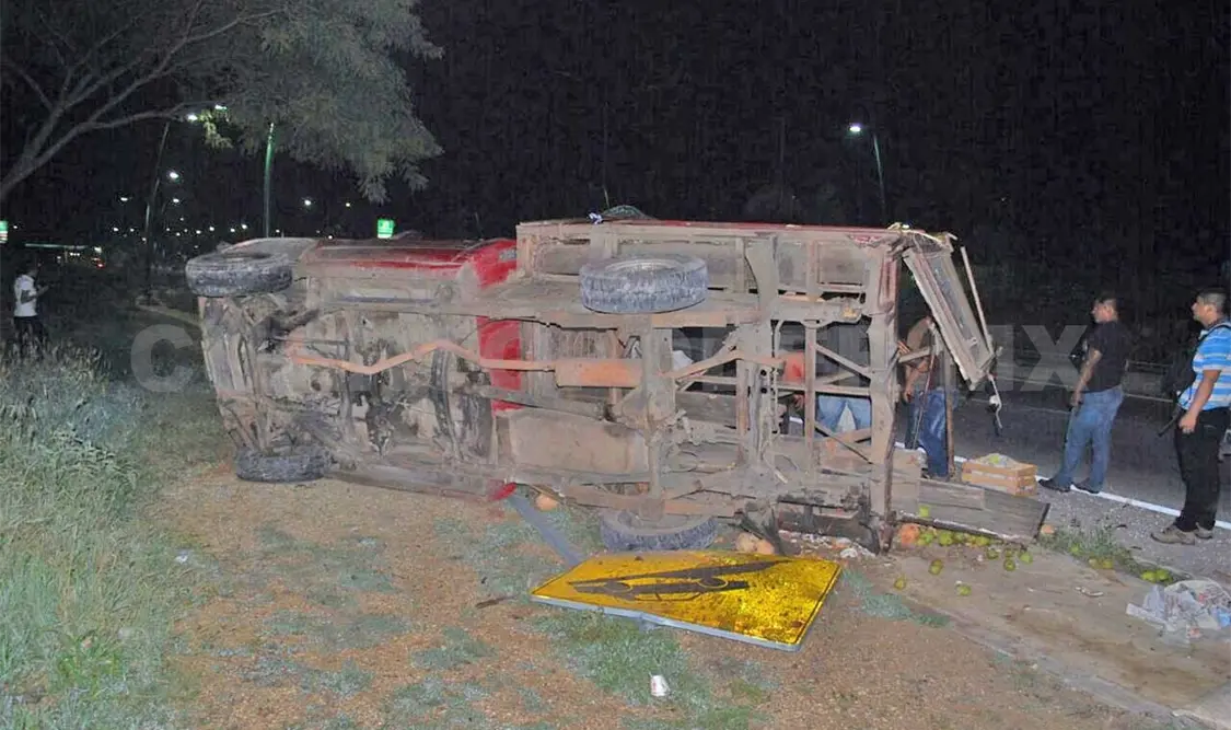 Abandonan camión accidentado en Chiapa