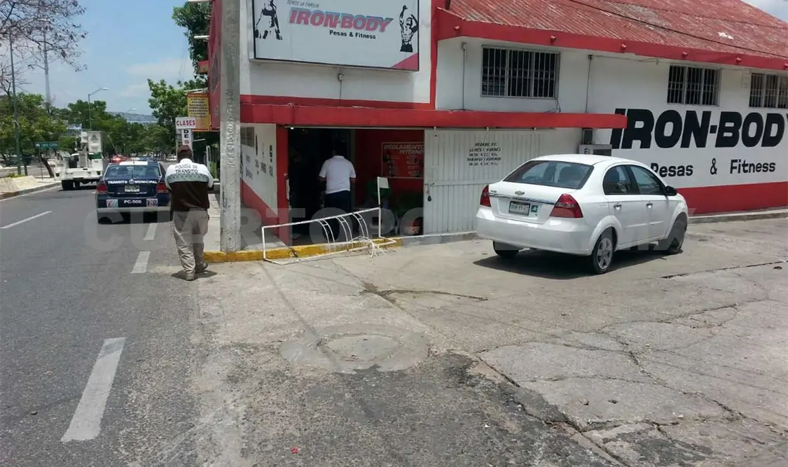 Por poco entra al gimnasio con su auto