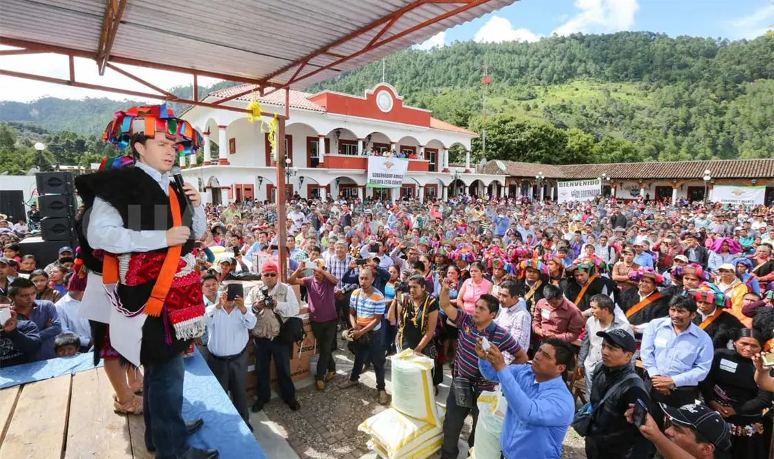 Entrega MVC insumos en Tenejapa