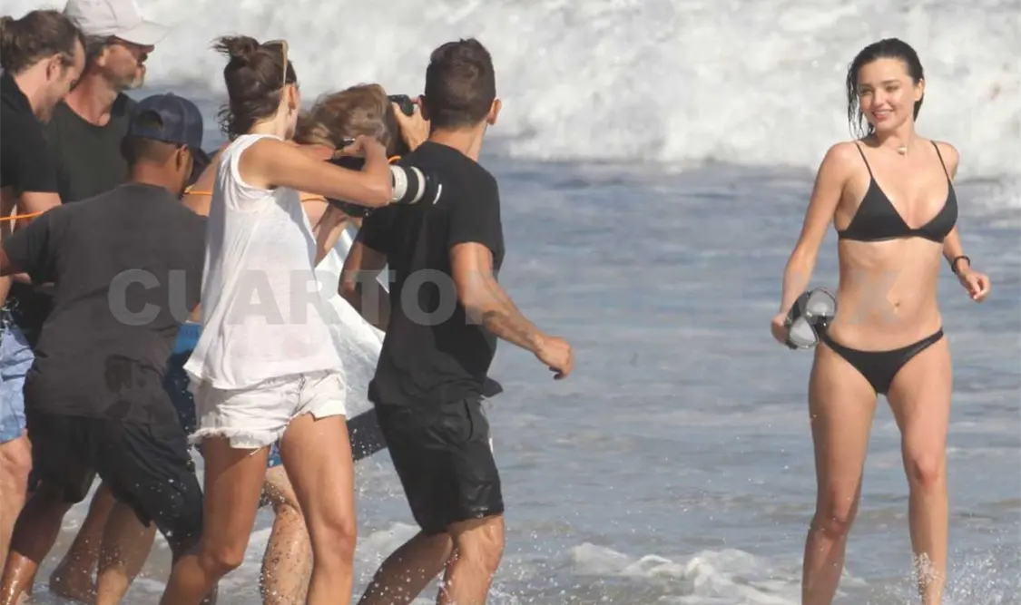 Miranda Kerr se roba las miradas en la playa