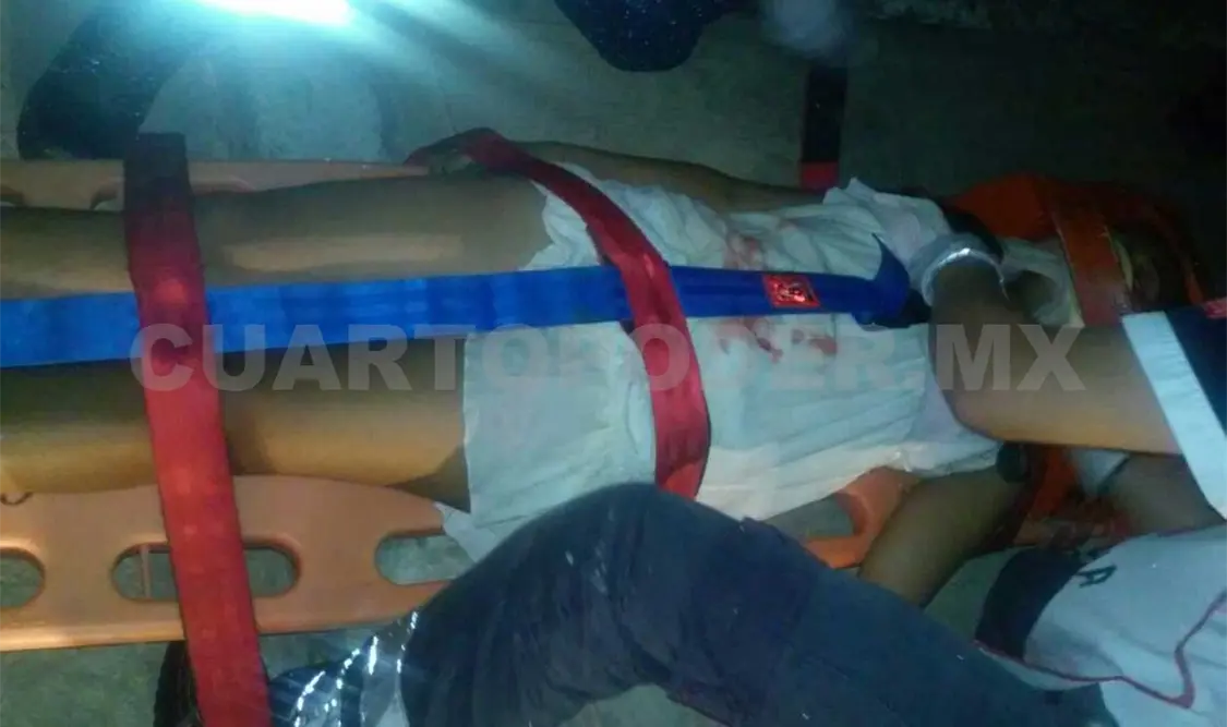 Lanzan a jovencita de auto en movimiento